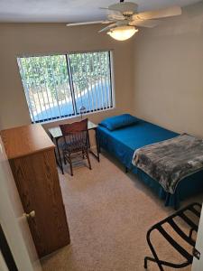 Postel nebo postele na pokoji v ubytování Private Room 2 - Prime City Access - Welcome to the Cat House - Due to a medical allergy we regret that we can NOT accommodate guests wearing fragrance including perfume and cologne, and also guests who smoke including smoke on clothing