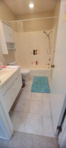 Ένα μπάνιο στο Private Room 2 - Prime City Access - Welcome to the Cat House - Due to a medical allergy we regret that we can NOT accommodate guests wearing fragrance including perfume and cologne, and also guests who smoke including smoke on clothing