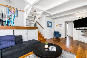 TV a/nebo společenská místnost v ubytování Balcony On Lawson - 6 - 34 Lawson Street