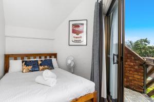 Postel nebo postele na pokoji v ubytování Balcony On Lawson - 6 - 34 Lawson Street