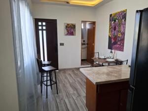 a living room with a counter and chairs and a kitchen at Noa Loft in Miravalle