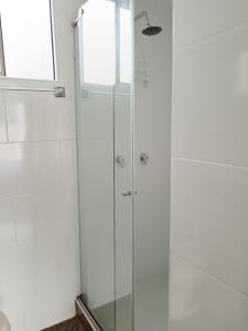 y baño con ducha y puertas de cristal. en Estratégico! Cerca CC Aqua - Clínica Keralty - Ibagué, en Ibagué 18 fotos más