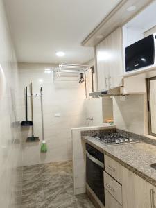 una cocina con fregadero y estufa horno superior en Estratégico! Cerca CC Aqua - Clínica Keralty - Ibagué, en Ibagué