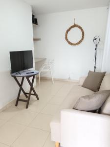 sala de estar con sofá y mesa con TV. en Estratégico! Cerca CC Aqua - Clínica Keralty - Ibagué, en Ibagué