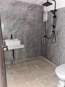 une salle de bain avec un lavabo et des toilettes dans l'établissement Lanta Thai Cottage, Bamboo House, à Ko Lanta Yai