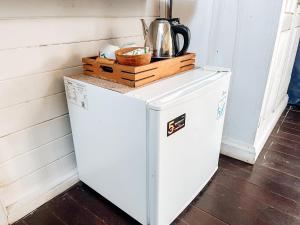 - un réfrigérateur blanc avec un panier dans l'établissement Bingin Sun & Moon Villas, à Bingin Beach