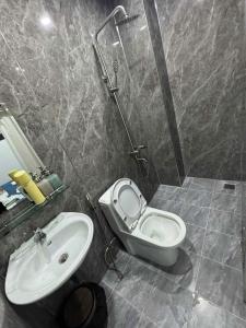 un baño con inodoro y lavabo en Nhà Bi Homestay, en Xã Tân Phát 31 fotos más