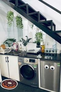 una lavadora en una cocina con macetas en Nhà Bi Homestay, en Xã Tân Phát