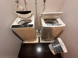 una lavadora y un aseo en una habitación en 京都四条河源町みやこ未来, en Kioto