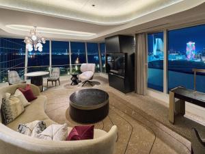 横浜市にあるザ・カハラ・ホテル＆リゾート横浜の- 市街の夜景を望むリビングルーム