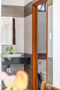 ein Badezimmer mit Waschbecken und Toilette in der Unterkunft Sóng homestay 4 - The spacious house - In the Prime location in Đà Nẵng