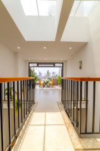 ein Flur in einem Gebäude mit einem Oberlicht in der Unterkunft Sóng homestay 4 - The spacious house - In the Prime location in Đà Nẵng
