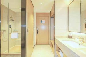 a bathroom with a sink and a shower at City Comfort Inn Wuhan Wangjiawan Longyangcun Metro Station in Wuhan +157 photos