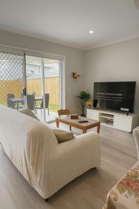 Televiisor ja/või meelelahutuskeskus majutusasutuses Brand New 5 Bedroom Park Ridge Family Home, Fast WIFI, Secure Parking