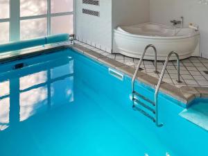 Bazén v ubytování 10 person holiday home in Glesborg-By Traum nebo v jeho okolí