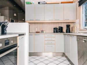 Kuchyň nebo kuchyňský kout v ubytování 10 person holiday home in Glesborg-By Traum + 54 fotografií