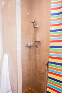 ノヴォシビルスクにあるHostel Evraziaのバスルーム(レインボーシャワーカーテン付きのシャワー付)