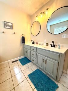 un baño con lavabo y espejo en KALMNEZ 10 minutes from FLW, en Saint Robert 28 fotos más