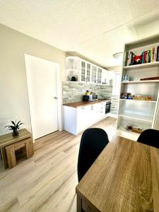 Η κουζίνα ή μικρή κουζίνα στο Modern Crestwood Retreat - 2BR Near Canberra City