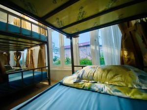 Un dormitorio con dos literas y una ventana. en Đồi Gió Homestay & Campsite, en Ha Giang