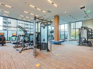een fitnessruimte met loopbanden en crosstrainers in een gebouw bij Corporate Stays Hazel 1 Bedroom in Burnaby