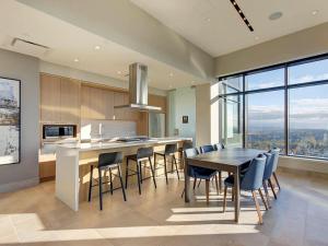 een keuken en eetkamer met een tafel en stoelen bij Corporate Stays Hazel 1 Bedroom in Burnaby