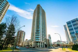 een hoog gebouw midden in een stad bij Corporate Stays Hazel 1 Bedroom in Burnaby
