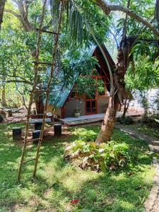 ハバラナにあるRitigala Hideawayの前に木がある家