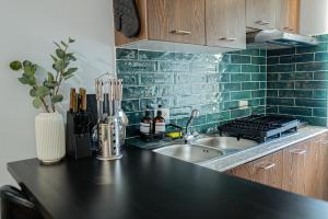 Η κουζίνα ή μικρή κουζίνα στο Destiny Hotel - 1606 +8 φωτογραφίες