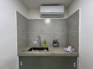 Η κουζίνα ή μικρή κουζίνα στο Flat funcional mobiliado com cozinha e WC privativo apt107