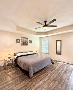 Un dormitorio con una cama y un ventilador de techo. en KALMNEZ 10 minutes from FLW, en Saint Robert