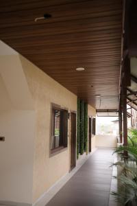 een hal van een gebouw met planten op de muren bij Ramaya Motel & Resort, Ujjain in Ujjain +16 foto's