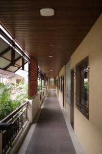 een lege hal van een gebouw met een houten plafond bij Ramaya Motel & Resort, Ujjain in Ujjain