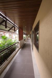 een lege hal van een gebouw met planten erop bij Ramaya Motel & Resort, Ujjain in Ujjain