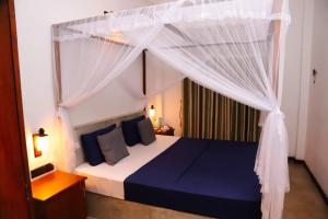 Ένα ή περισσότερα κρεβάτια σε δωμάτιο στο LotusScape Ahangama