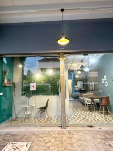 ジョージタウンにあるGeorgetown Guest House 37のガラスドア(テーブル、椅子付)が備わる客室です。