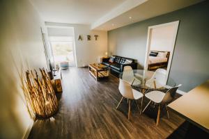 ein Wohnzimmer mit einem Glastisch und Stühlen in der Unterkunft The Spot - Fully Furnished 2 Bedrooms Apartment in Winnipeg in Tuxedo