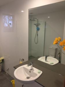 Ένα μπάνιο στο Absolute waterfront, secret garden & luxurious add on options