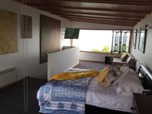 Ένα ή περισσότερα κρεβάτια σε δωμάτιο στο Absolute waterfront, secret garden & luxurious add on options