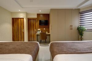 Μια τηλεόραση ή/και κέντρο ψυχαγωγίας στο Hotel Stay Vista Near Delhi Airport