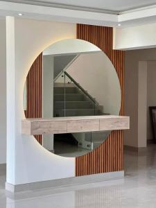 een spiegel aan een muur met een trap in een kamer bij DREAMS INN guest house in Maun