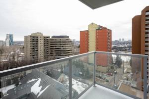 ein Blick auf eine Stadt von einem Balkon in der Unterkunft Corporate Stays Hendrix - 2 Bedrooms in Edmonton