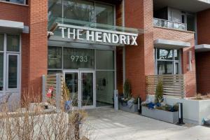 ein rotes Backsteingebäude mit dem Herrick-Schild darauf in der Unterkunft Corporate Stays Hendrix - 2 Bedrooms in Edmonton