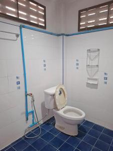 a bathroom with a toilet with a hose at Padang Besar Border Private room & Hostel in Sathani Padang Besa