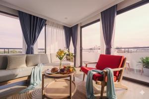 uma sala de estar com um sofá e uma mesa em Label6 coliving Quang Khanh em Hanói