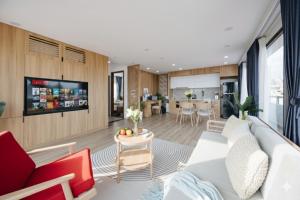 uma sala de estar com um sofá e uma mesa em Label6 coliving Quang Khanh em Hanói