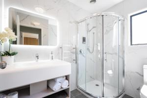 Koupelna v ubytování Summer Inn Motel - Newly Renovated + 36 fotografií