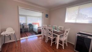 サセックス・インレットにあるThe Blue Lagoonの部屋の中にテーブルと椅子があるダイニングルーム