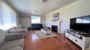 サセックス・インレットにあるThe Blue Lagoonの大型薄型テレビのあるリビングルーム +4枚の写真