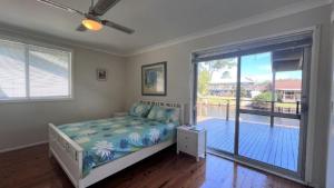 サセックス・インレットにあるThe Blue Lagoonのベッドとガラスの引き戸のある寝室